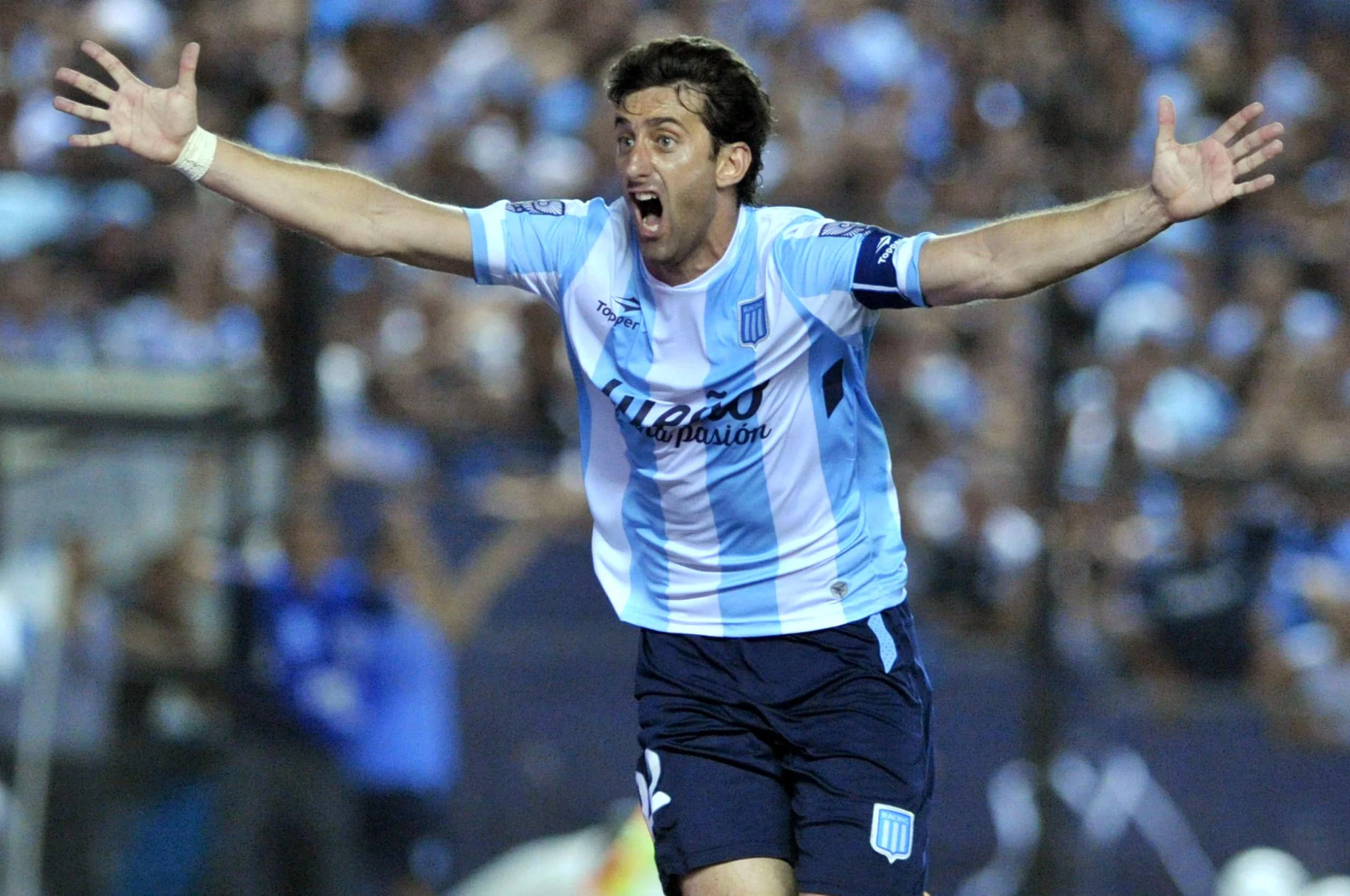 Diego Milito celebrating a goal in a Racing Club jersey